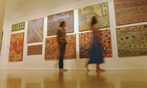 Deux personnes devant des tableaux au musée
